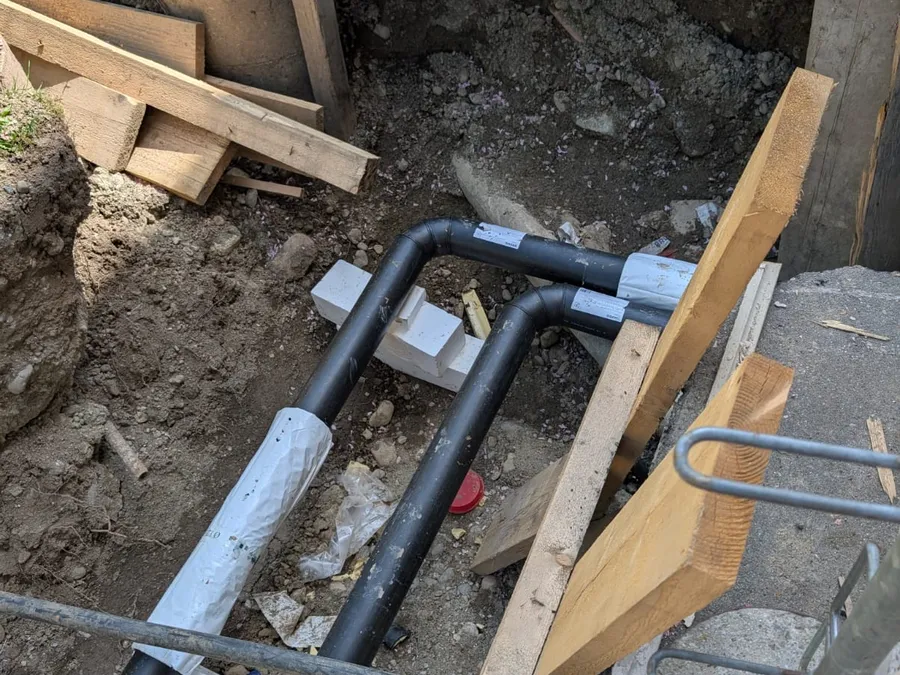 Montage von Fernwärmeleitungen auf der Baustelle