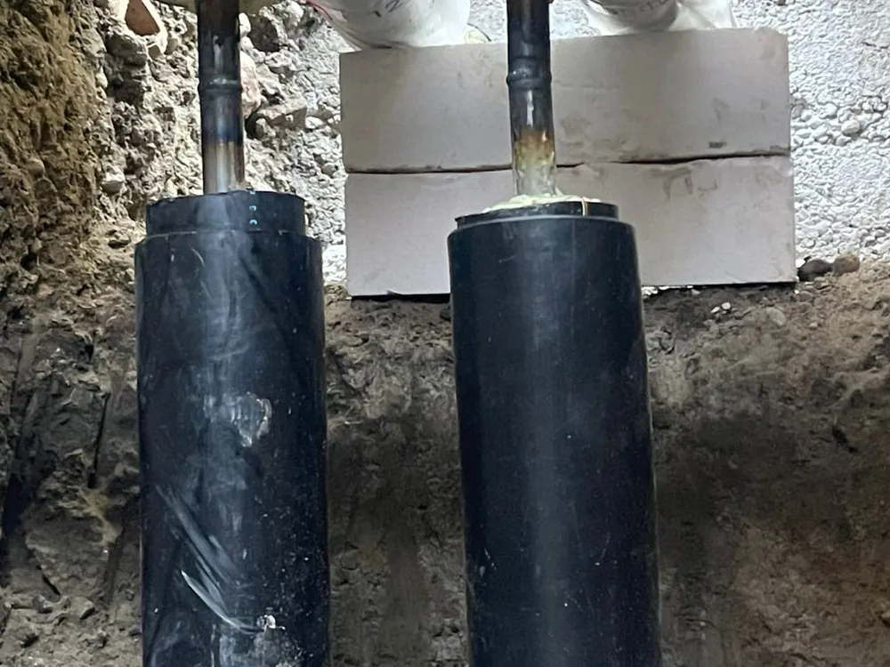 Isolierte Fernwärmeleitungen auf einer Baustelle der gcg gmbh