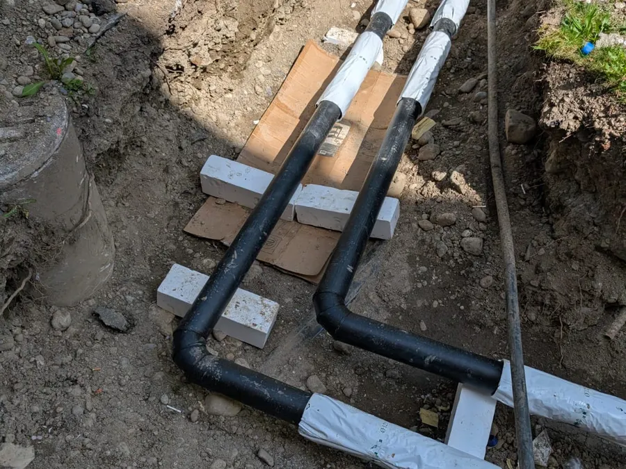 Verlegte Fernwärmeleitungen auf einer Baustelle