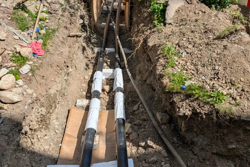 Fernwärmeleitungen auf einer Baustelle der gcg gmbh