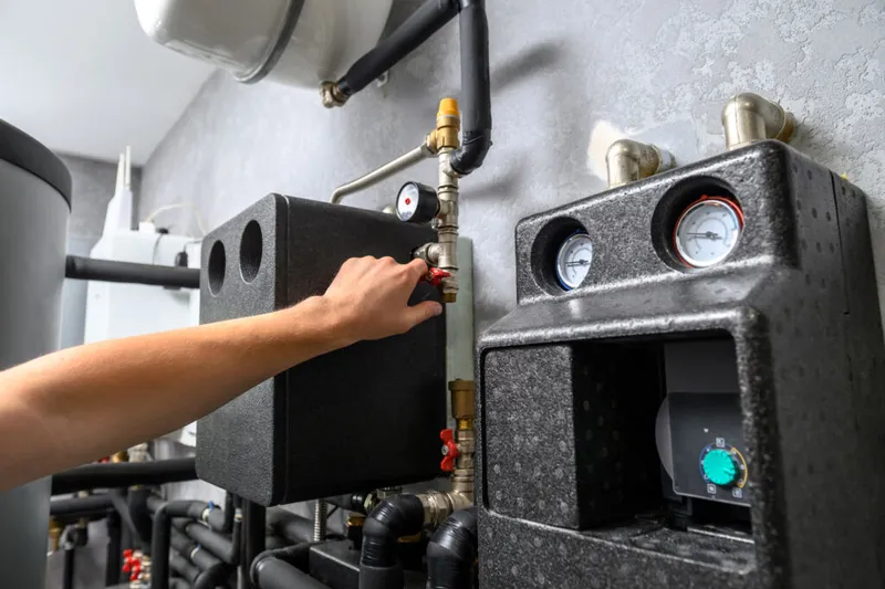 Servicetechniker prüft eine Heizungsanlage